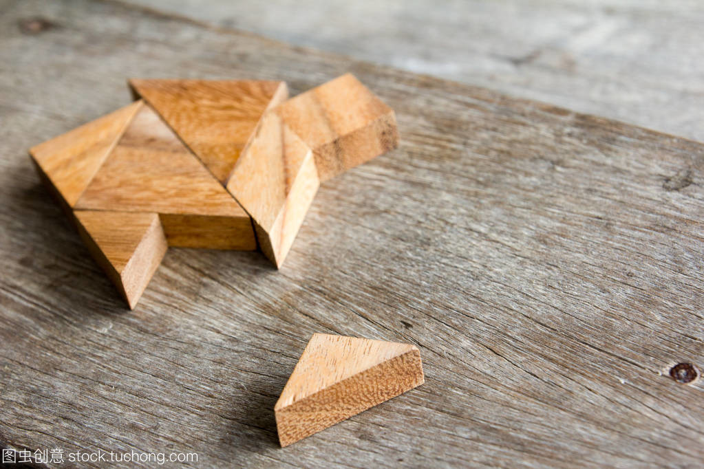 木制七巧板拼图等履行回家形状为生成梦想家或快乐的生活理念